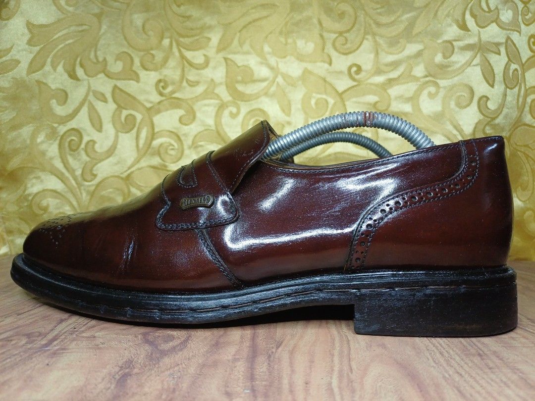 Sledgers Slip-on Loafers 👞 (Category: Dress Shoes) located in Quezon City. Submitted by jstreetsole (Listing ID 1470482365, Image 2). Description: Sledgers Slip-on Loafers 👞 Size 10 / 44 , 28 cm 📏 ✅Secondhand ✅Excellent Condition ✅Leather ✅️Made in France •💰 Payment Method. G-cash or meet up around Qc Commonwealth - Cod Along Metro manila •Can do Via. -Lalamove 🏍 -Jnt 🚌 -Lbc 🚌 Price: 1.3k Direct message for more details..