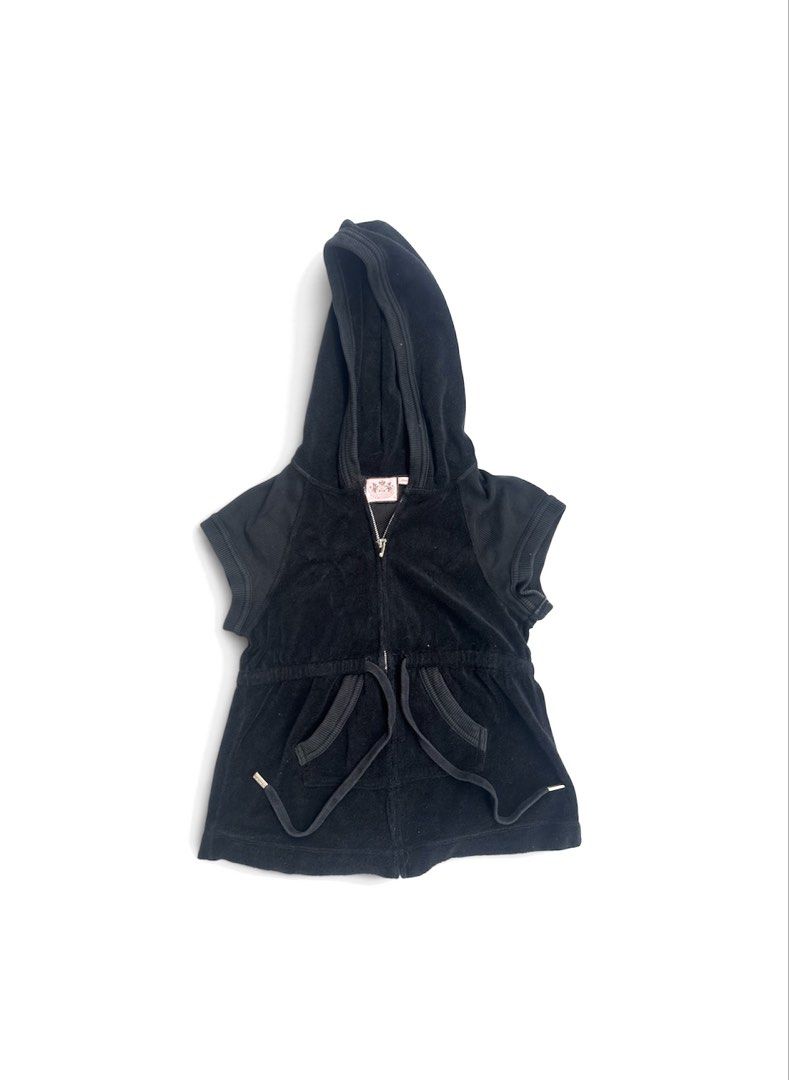 Sleeveless Hoodie Cropped Top (Category: Coats, Jackets and Outerwear) located in Tanauan. Submitted by procidenstella (Listing ID 1470395258, Image 1). Description: -negotiable Used it only to try if it’ll fit. .