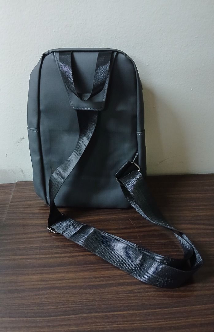 Sling Crossbody Chest Bag Small (Category: Sling Bags) located in Manila. Submitted by townlites (Listing ID 1470425564, Image 3). Description: Lalamove delivery with shipping fee Available black and dark green Size: 29 x 18 x 7 cm Closure type: zipper Fashion bag Sling bag Chest bag Brand new Quality product.