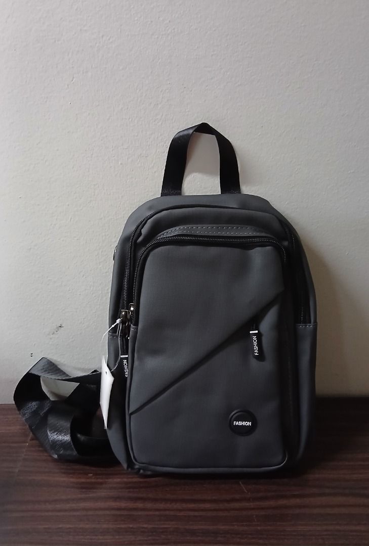 Sling Crossbody Chest Bag Small (Category: Sling Bags) located in Manila. Submitted by townlites (Listing ID 1470425564, Image 1). Description: Lalamove delivery with shipping fee Available black and dark green Size: 29 x 18 x 7 cm Closure type: zipper Fashion bag Sling bag Chest bag Brand new Quality product.