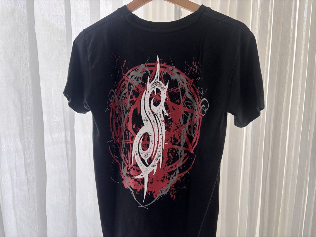 slipknot band t-shirt (Category: Tshirts & Polo Shirts ) located in Manila. Submitted by gothclaudia (Listing ID 1470422321, Image 2). Description: - fits medium to large frames best; oversized on smaller frames - made from soft, breathable fabric - standard fit with a classic crew neck and short sleeves - love this shirt's detailing! has a back print as well.