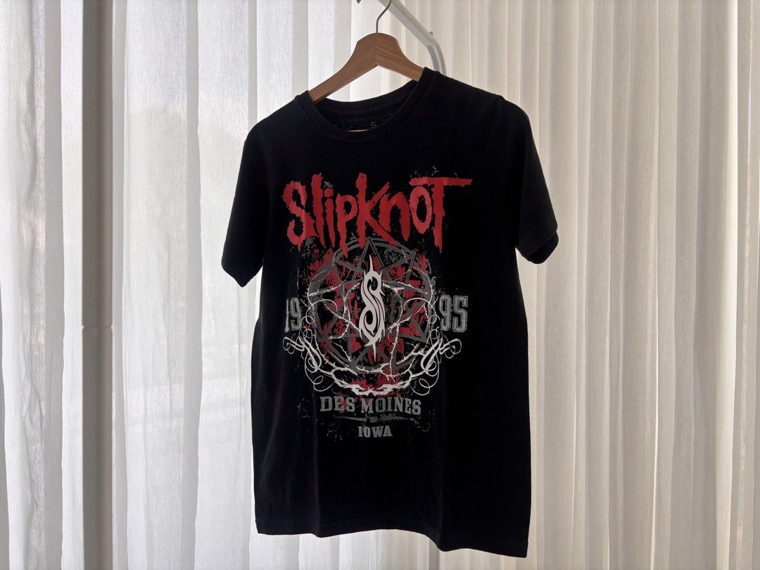 slipknot band t-shirt (Category: Tshirts & Polo Shirts ) located in Manila. Submitted by gothclaudia (Listing ID 1470422321, Image 1). Description: - fits medium to large frames best; oversized on smaller frames - made from soft, breathable fabric - standard fit with a classic crew neck and short sleeves - love this shirt's detailing! has a back print as well.