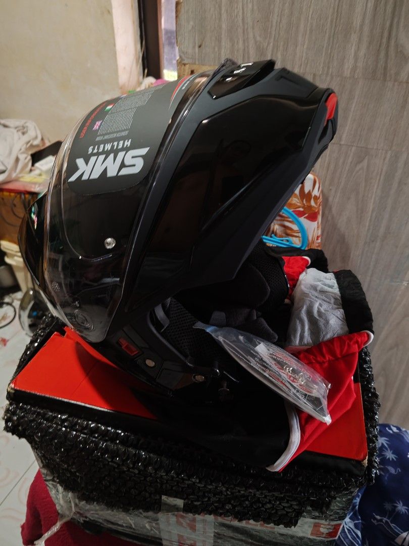 SMK Full Face Helmet (Category: Bicycles) located in Manila. Submitted by newtiger_4396d9 (Listing ID 1470388295, Image 2). Description: Brandnew Rush For 2K nalang po never ko pa nagamit. Modular Helmet Size L to XL will fit dahil Brandnew..