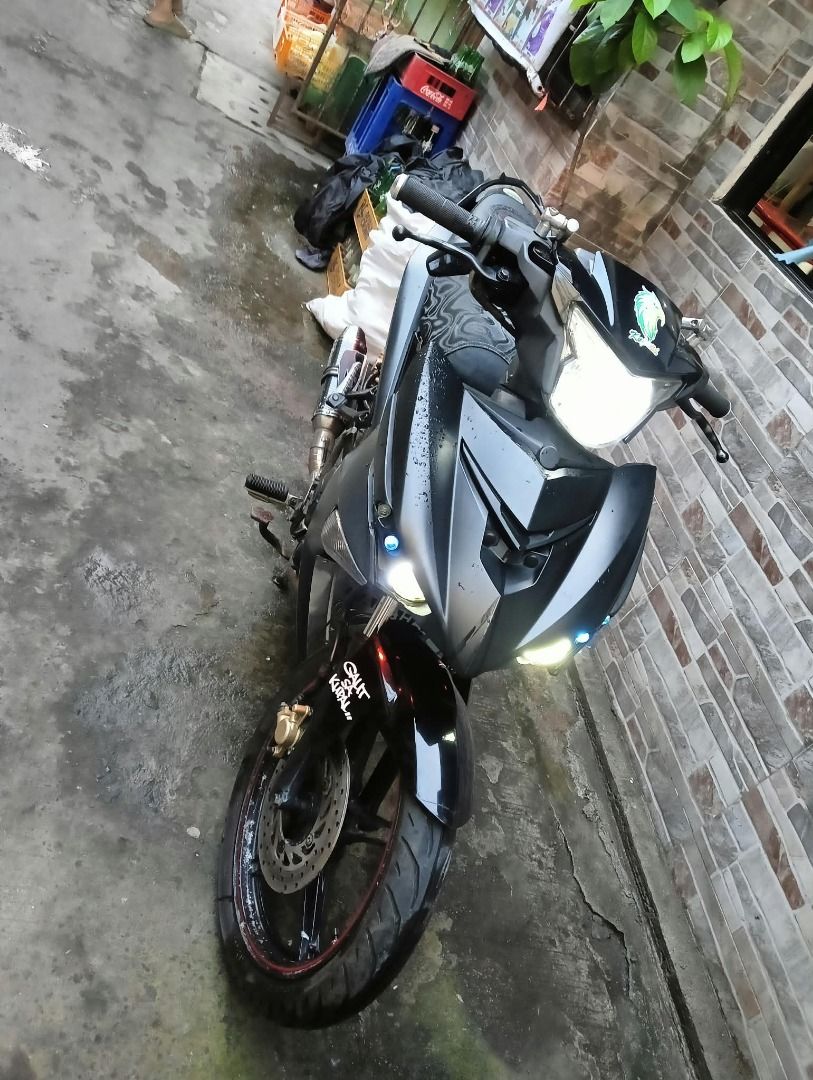 Sniper 150 v1 For Sale (Category: Motorbikes for Sale) located in Caloocan City. Submitted by livedolphin_ac8087 (Listing ID 1470481926, Image 2). Description: Complete papers Color: Matte Black Change parts Dashboard Signal lights Owl eye LED Headlight Customize seat cover aftermarket carbon-fiber-style motorcycle exhaust muffler with an Akrapovič branding label and a welded stainless steel header with silencer. 2 original key Issue: Expired OR 