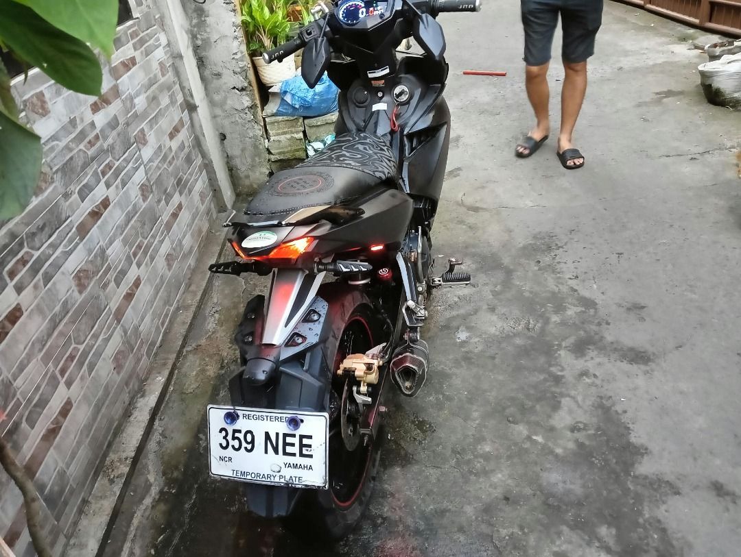 Sniper 150 v1 For Sale (Category: Motorbikes for Sale) located in Caloocan City. Submitted by livedolphin_ac8087 (Listing ID 1470481926, Image 3). Description: Complete papers Color: Matte Black Change parts Dashboard Signal lights Owl eye LED Headlight Customize seat cover aftermarket carbon-fiber-style motorcycle exhaust muffler with an Akrapovič branding label and a welded stainless steel header with silencer. 2 original key Issue: Expired OR 