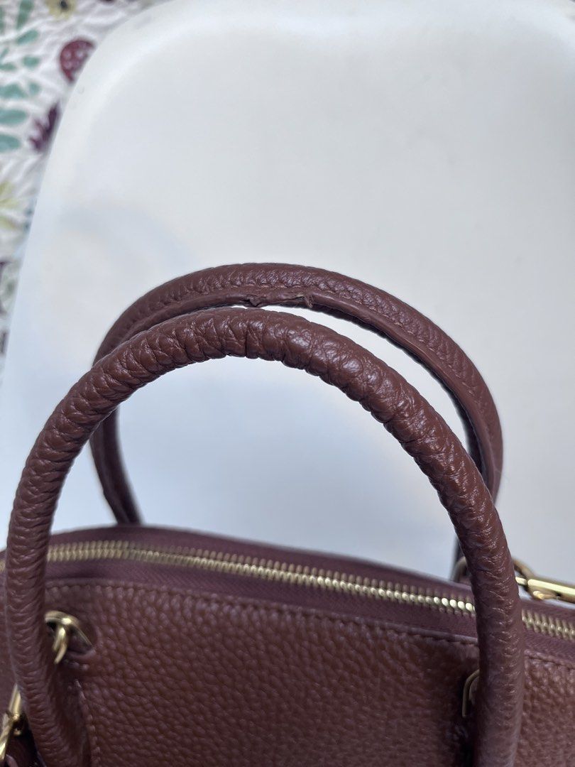 Songmont (Category: Cross-body Bags) located in Dagupan City. Submitted by calmocean-f675cc (Listing ID 1470494370, Image 3). Description: Songmont Authentic Leather Color brown Ykk zip No issue 3500 add sf .
