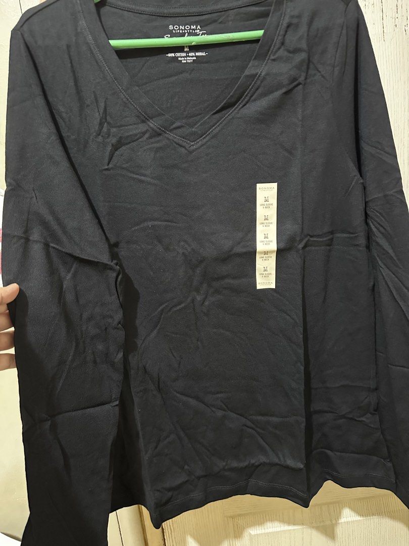 Sonoma Everyday Long Sleeve V-Neck Tee Black Medium (Category: Tshirts & Polo Shirts ) located in Balanga. Submitted by jamilbeauty5 (Listing ID 1470465150, Image 3). Description: - Brand: Sonoma Everyday Tee - Color: Black - Size: Medium - Material: 60% cotton, 40% modal (prewashed for extra softness and shrink-resistant) - Design: Long sleeves with a V-neck cut, tag-free comfort - Condition: Brand new with original store tags attached - Retail 