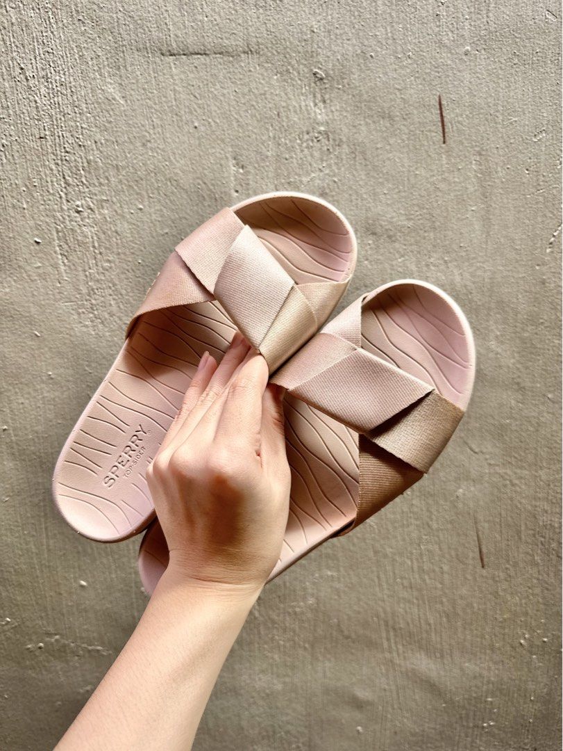 Sperry Topsider Aloha Pool Slides (Category: Slippers and slides) located in Manila. Submitted by brownbutterlatte (Listing ID 1470403033, Image 1). Description: Bought in Rustan’s Alabang town center. Super lightweight! Comfy to wear! Used once then stored. Minimal issues: - needs cleaning since stored in the closet - letters on the side “SPERRY” are starting to peel off RFS: Doesnt fit me anymore. .