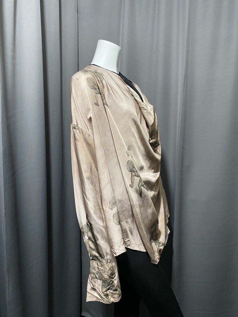 S/S 2024 Uma Wang Thea Oversize Graphics Top (Category: Coats, Jackets and Outerwear) located in Baguio. Submitted by thecollector2600 (Listing ID 1470369566, Image 3). Description: Made of viscose Made in Italy 21” x 26” .