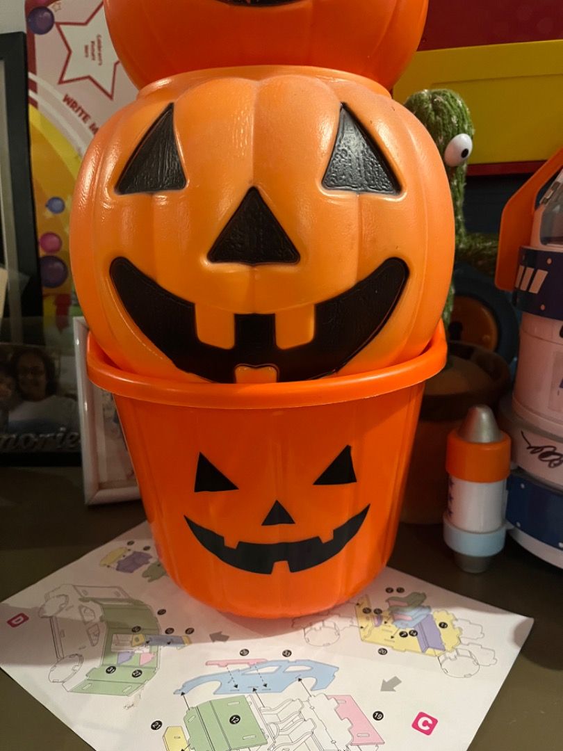Stackable Halloween Jack-o'-Lantern Pumpkin Buckets (Category: Occasions & Party Supplies) located in Santiago. Submitted by evrythngulove (Listing ID 1470464290, Image 1). Description: 2 designs to choose Big bucket for halloween 150/pc.