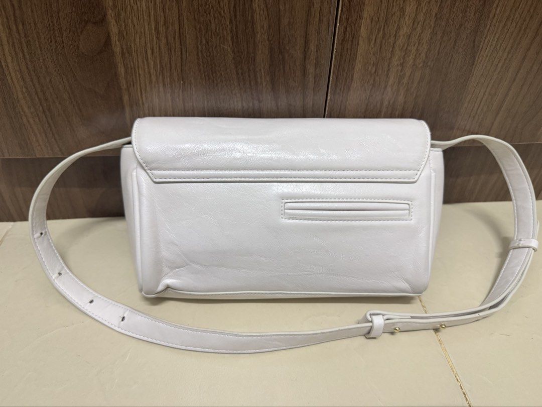 stand oil (Category: Shoulder Bags) located in Cagayan de Oro. Submitted by rjstz (Listing ID 1470431395, Image 3). Description: Stand Oil shoulder bag korean brand retails 5k.