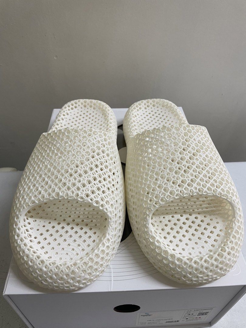 Staray Full 3D Slides 43 (US10.5-11) (Category: Slippers & Slides) located in Quezon City. Submitted by drake0302 (Listing ID 1470357911, Image 2). Description: For sale: staray full 3d slides white , fit US10.5-11 , used 3x , complete with box , authentic. .