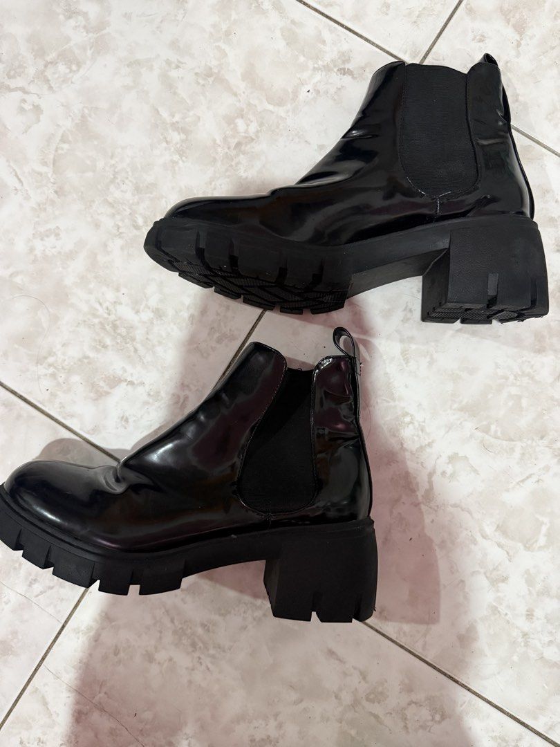 Steve Madden Black Boots (Category: Boots) located in Quezon City. Submitted by clairestyles94 (Listing ID 1470465788, Image 1). Description: .