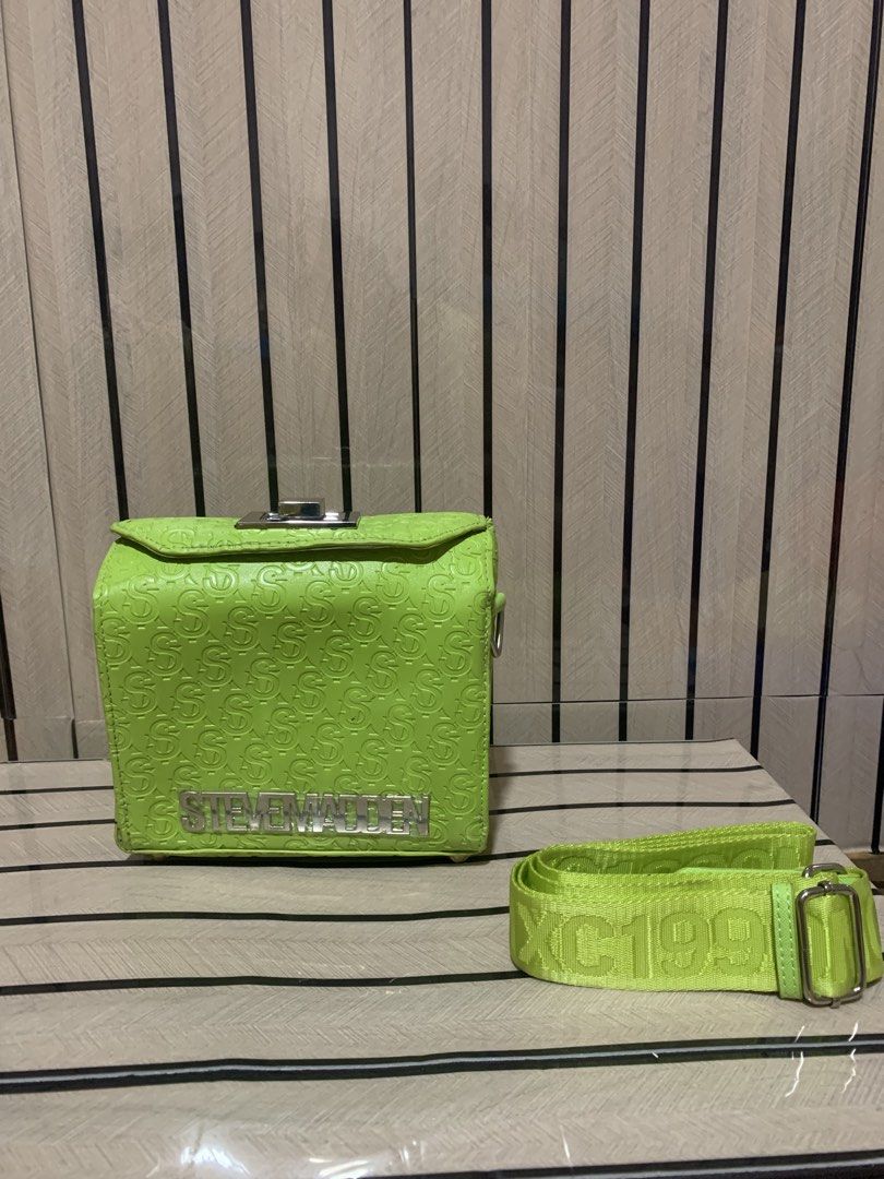 Steve Madden Box Crossbody Bag (Category: Cross-body Bags) located in San Fernando. Submitted by preluxuria_online_shop (Listing ID 1470376160, Image 1). Description: .