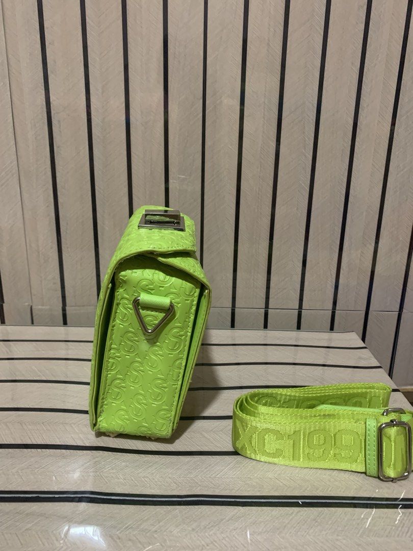 Steve Madden Box Crossbody Bag (Category: Cross-body Bags) located in San Fernando. Submitted by preluxuria_online_shop (Listing ID 1470376160, Image 3). Description: .