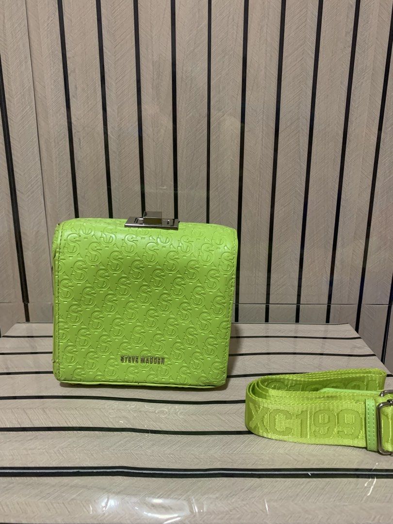 Steve Madden Box Crossbody Bag (Category: Cross-body Bags) located in San Fernando. Submitted by preluxuria_online_shop (Listing ID 1470376160, Image 2). Description: .