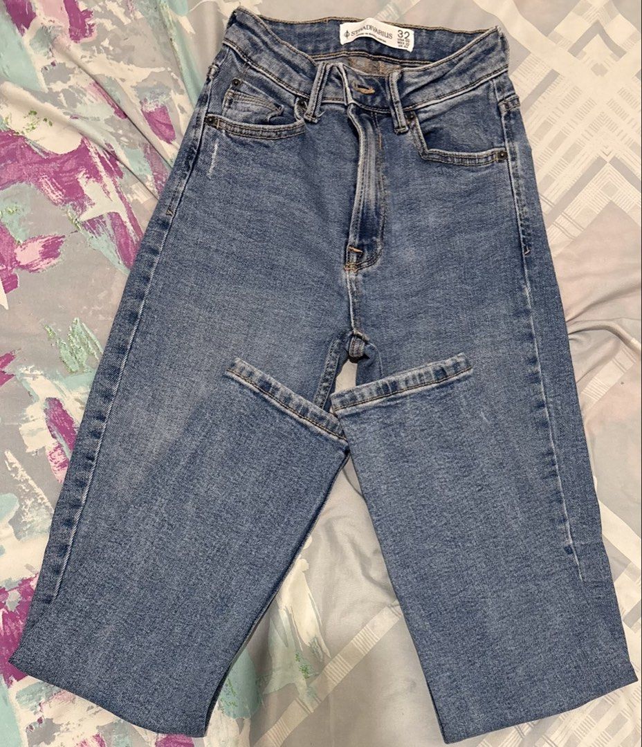 Stradivarius Blue Denim Jeans (Category: Jeans) located in Manila. Submitted by areiei (Listing ID 1470364755, Image 2). Description: - Brand: Stradivarius - Style: High-waisted straight Mom jeans - Size: 23-24 - Color/Wash: Classic blue medium wash with contrast stitching - Details: Zip fly with button closure, five-pocket styling, folded hem design - Condition: Clean and well-maintained Sf Shouldered by Buyer.
