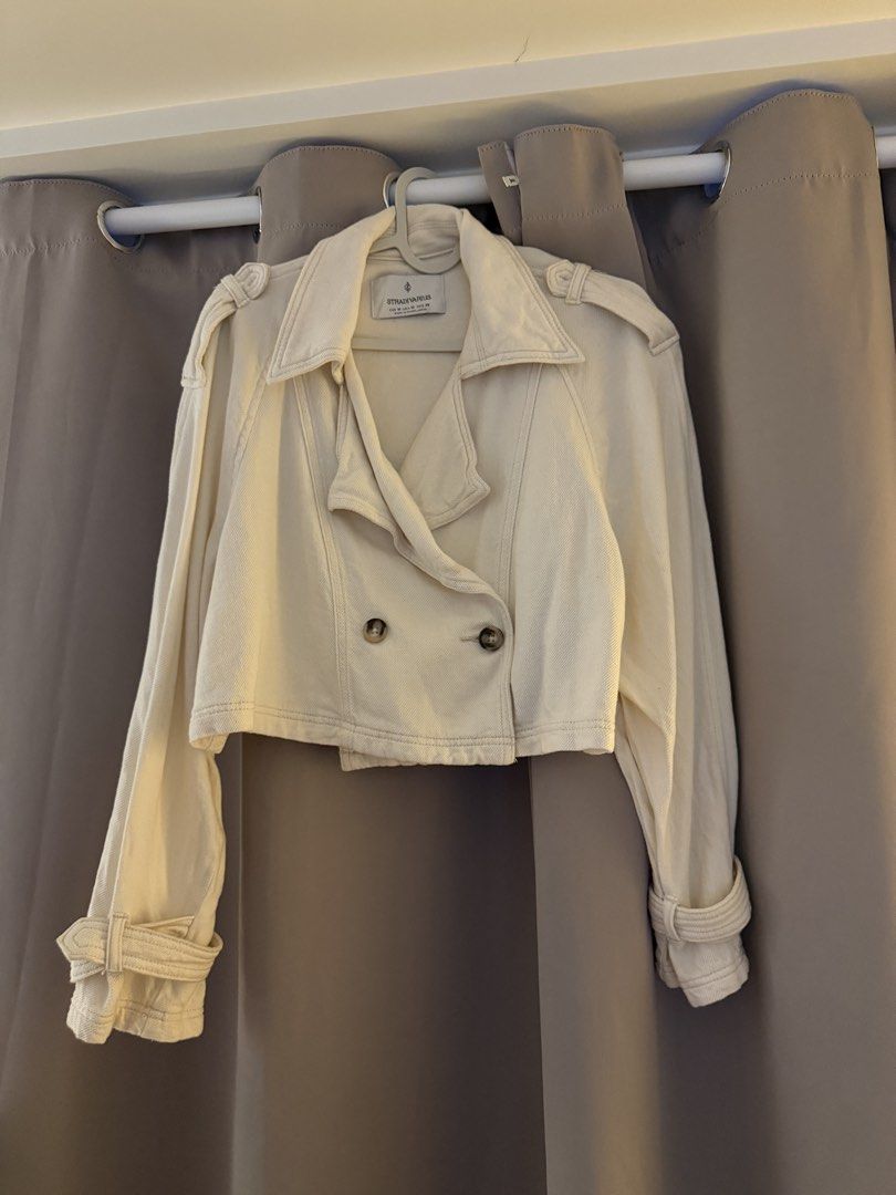 Stradivarius Cream Cropped Soft Denim Jacket (Category: Coats, Jackets and Outerwear) located in Mandaluyong City. Submitted by k_closet00 (Listing ID 1470455412, Image 3). Description: - Brand: Stradivarius - Size: M - Color: Cream / Off-white / Beige - Condition: Well-used but not abused.