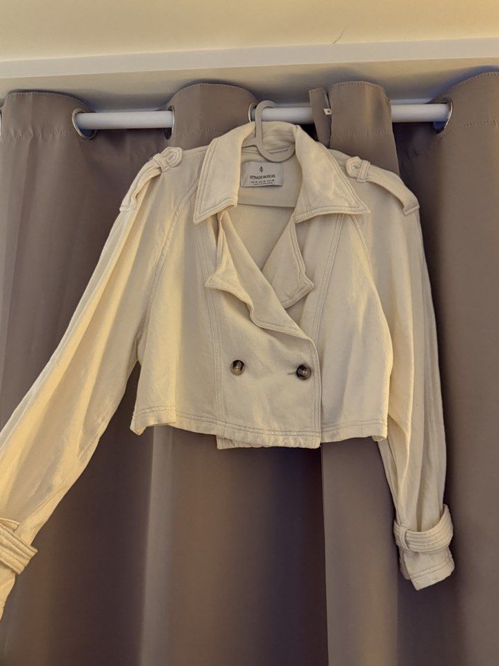 Stradivarius Cream Cropped Soft Denim Jacket (Category: Coats, Jackets and Outerwear) located in Mandaluyong City. Submitted by k_closet00 (Listing ID 1470455412, Image 1). Description: - Brand: Stradivarius - Size: M - Color: Cream / Off-white / Beige - Condition: Well-used but not abused.
