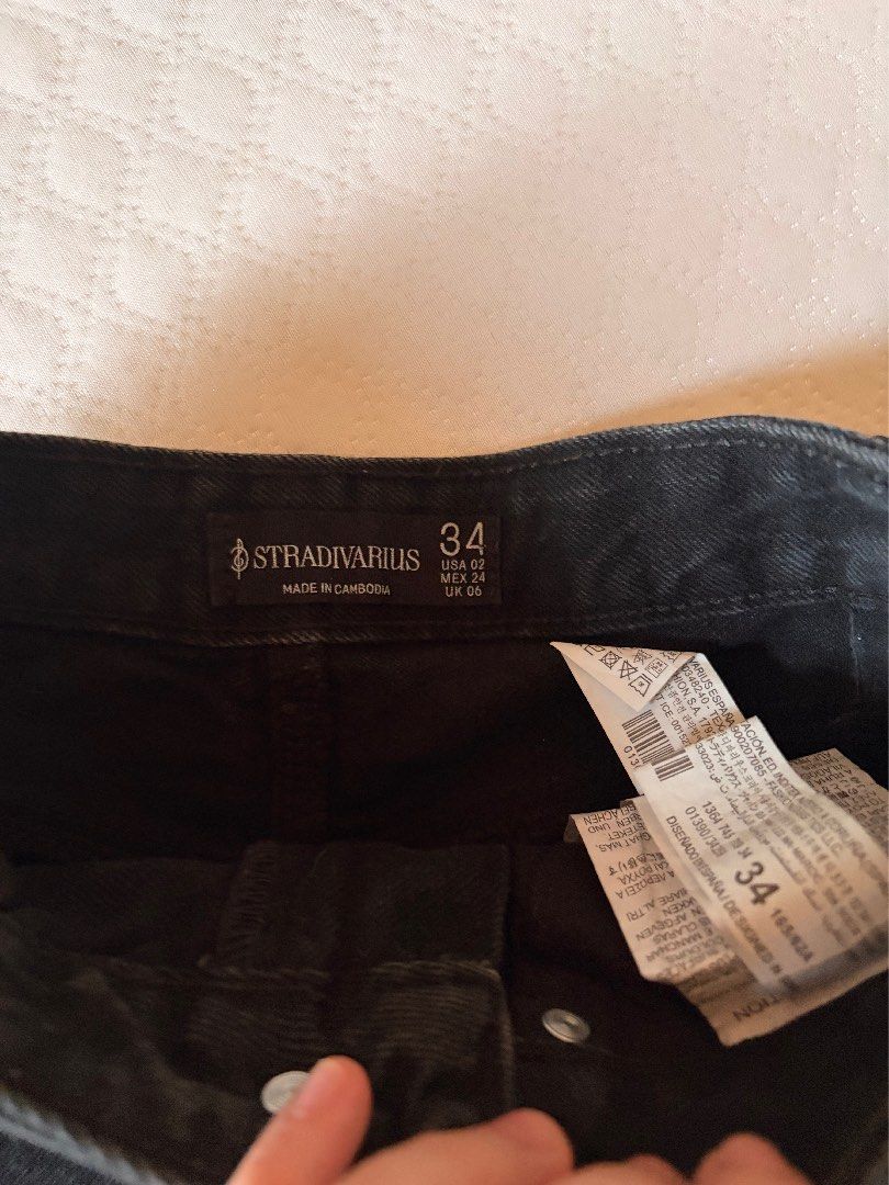 Stradivarius denim jorts (Category: Jeans) located in Cavite. Submitted by from.drea (Listing ID 1470441129, Image 2). Description: .