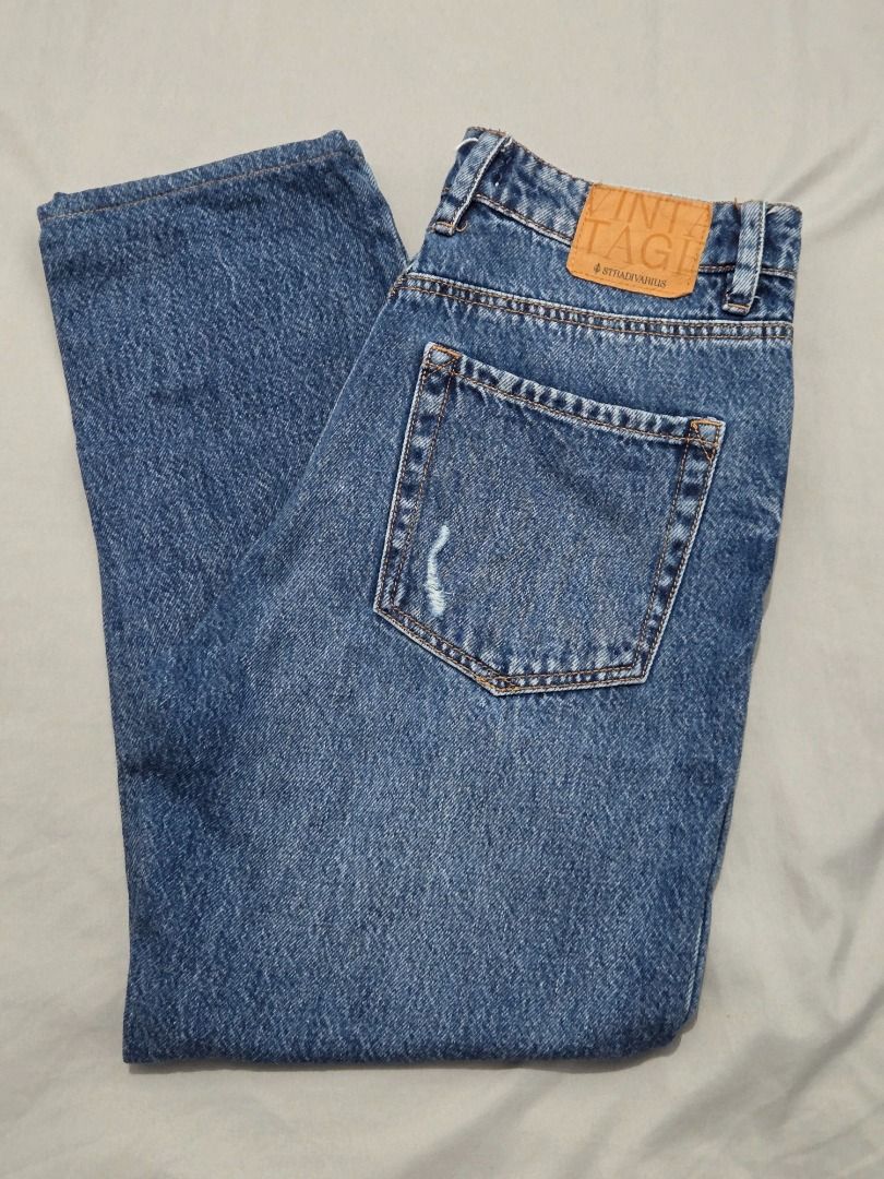 Stradivarius Denim Mom Jeans Button fly (Category: Jeans) located in Bulacan. Submitted by limitless.melai (Listing ID 1470503191, Image 2). Description: waist - 27 inches length - 34.5 inches.
