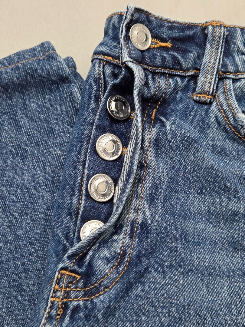 Stradivarius Denim Mom Jeans Button fly (Category: Jeans) located in Bulacan. Submitted by limitless.melai (Listing ID 1470503191, Image 3). Description: waist - 27 inches length - 34.5 inches.