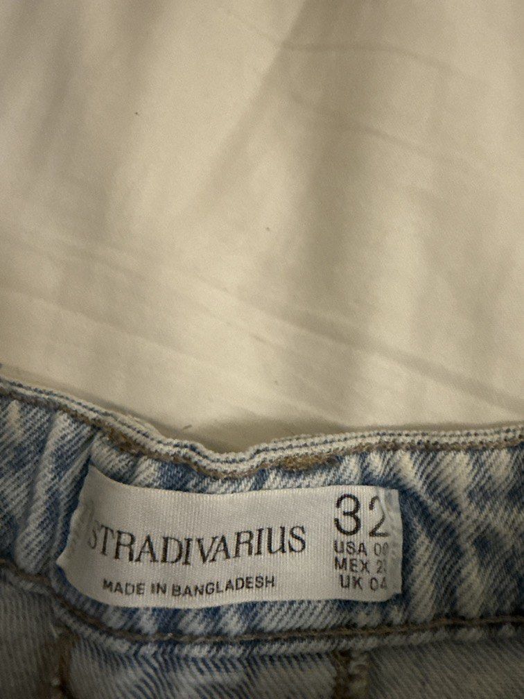 STRADIVARIUS denim shorts (Category: Shorts) located in Pasig City. Submitted by hotstuff__ (Listing ID 1470468100, Image 2). Description: .