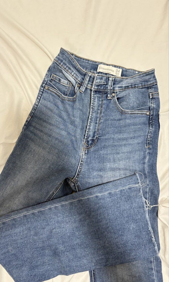 STRADIVARIUS high waist flare pants (Category: Jeans) located in Taguig. Submitted by krizy_makeyl (Listing ID 1470407679, Image 1). Description: can fit xs-s -GCASH only:> -buyer will book the LALAMOVE thanks!.