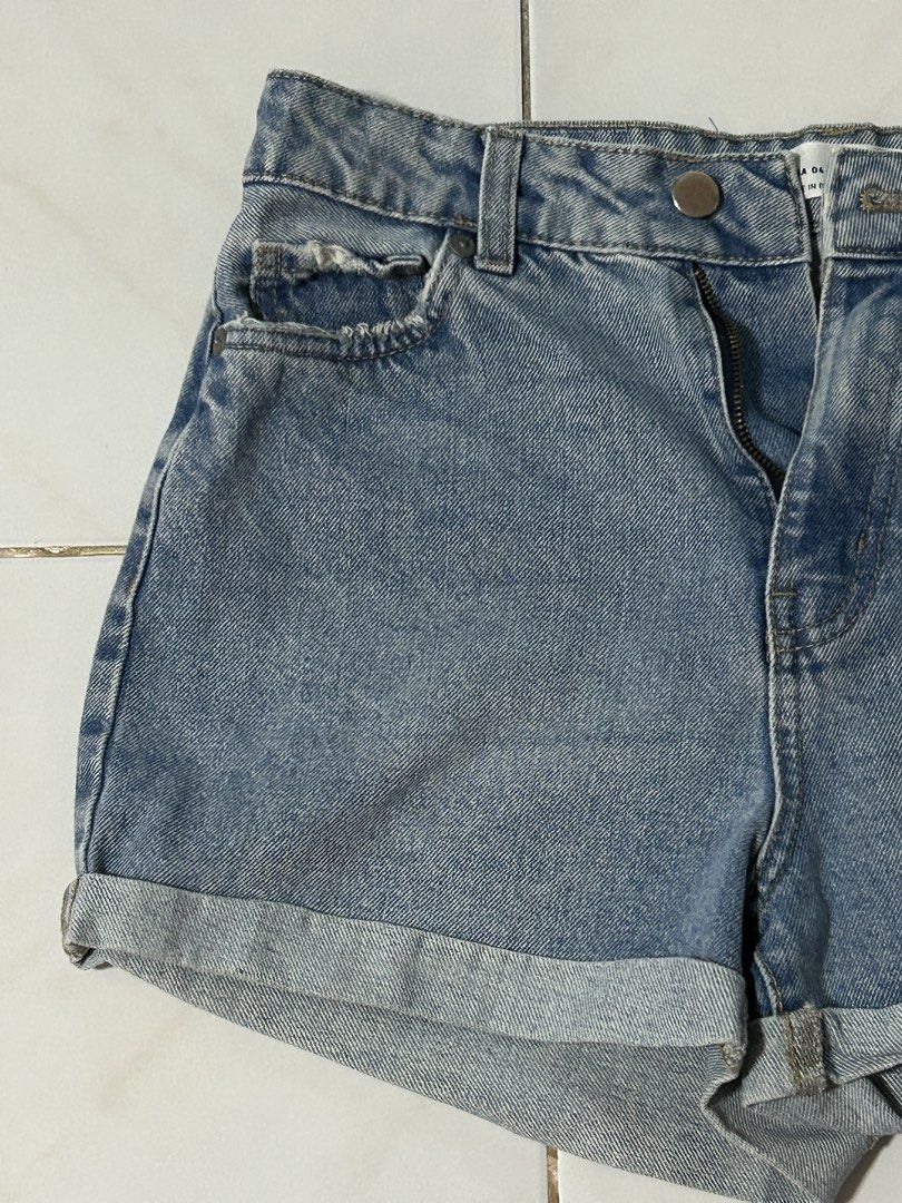 Stradivarius Light Blue Denim Shorts (Category: Shorts) located in Manila. Submitted by viyyu (Listing ID 1470413762, Image 3). Description: •Light blue wash •High-waisted with rolled cuffs •Distressed accents on front and back pockets, classic brand patch •Button closure and metal zipper fly.
