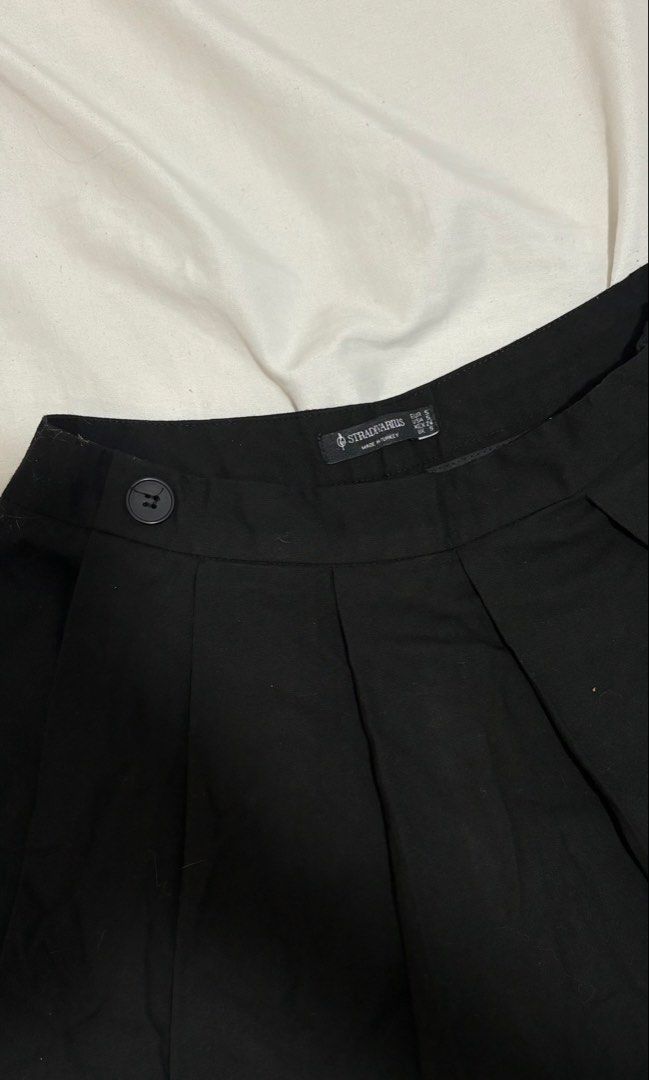 STRADIVARIUS pleated skort (Category: Skirts) located in Taguig. Submitted by krizy_makeyl (Listing ID 1470408356, Image 1). Description: .