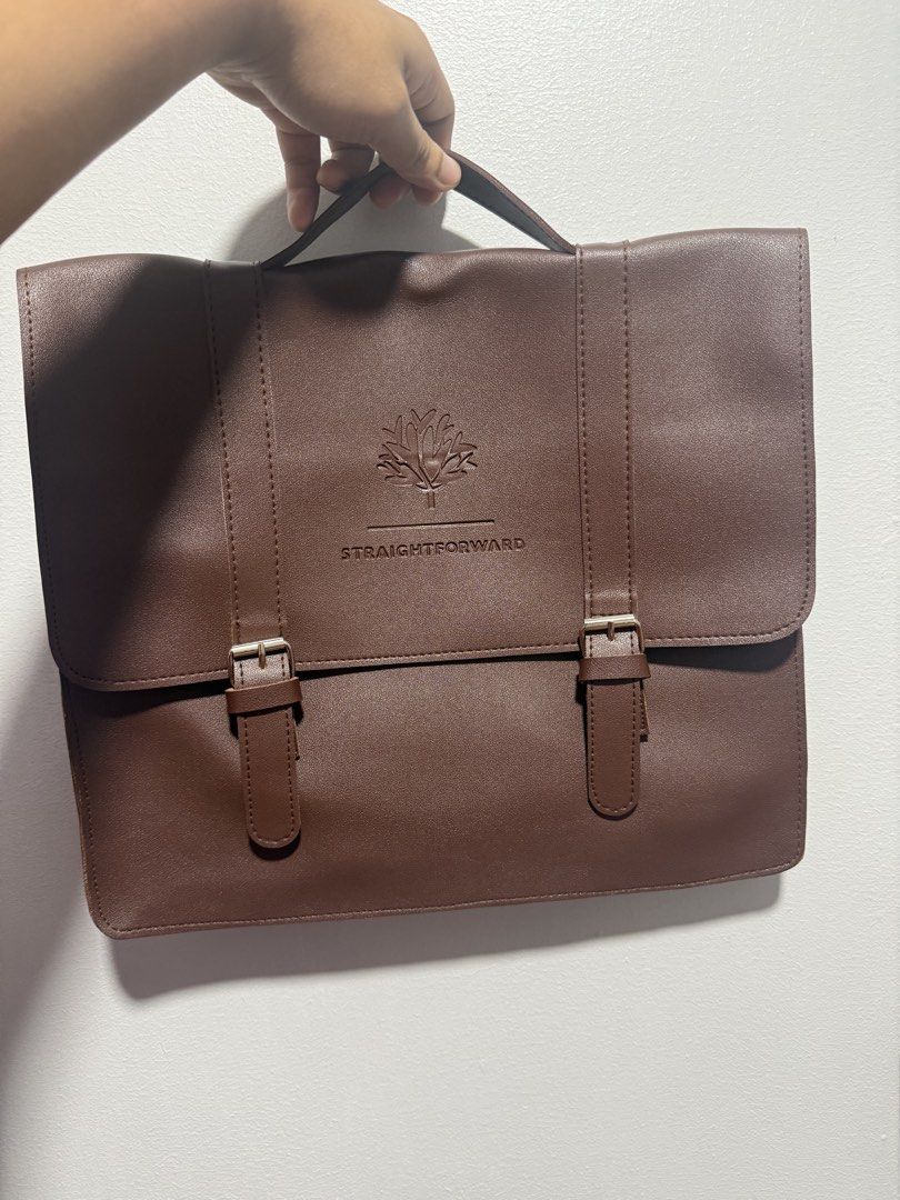 Straightforward DVL Le Deux (Category: Briefcases) located in Mandaluyong City. Submitted by __chrisss (Listing ID 1470349312, Image 1). Description: Brandnew hindi nagamit Original price sa store is 2000 Selling for only 1000 Can be converted to backpack or briefcase/handbag carry No Issue RFS: hindi gagamitin may bag na.