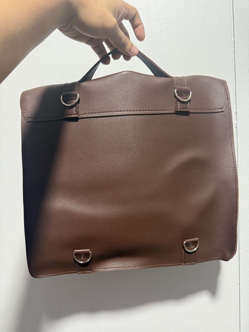 Straightforward DVL Le Deux (Category: Briefcases) located in Mandaluyong City. Submitted by __chrisss (Listing ID 1470349312, Image 2). Description: Brandnew hindi nagamit Original price sa store is 2000 Selling for only 1000 Can be converted to backpack or briefcase/handbag carry No Issue RFS: hindi gagamitin may bag na.