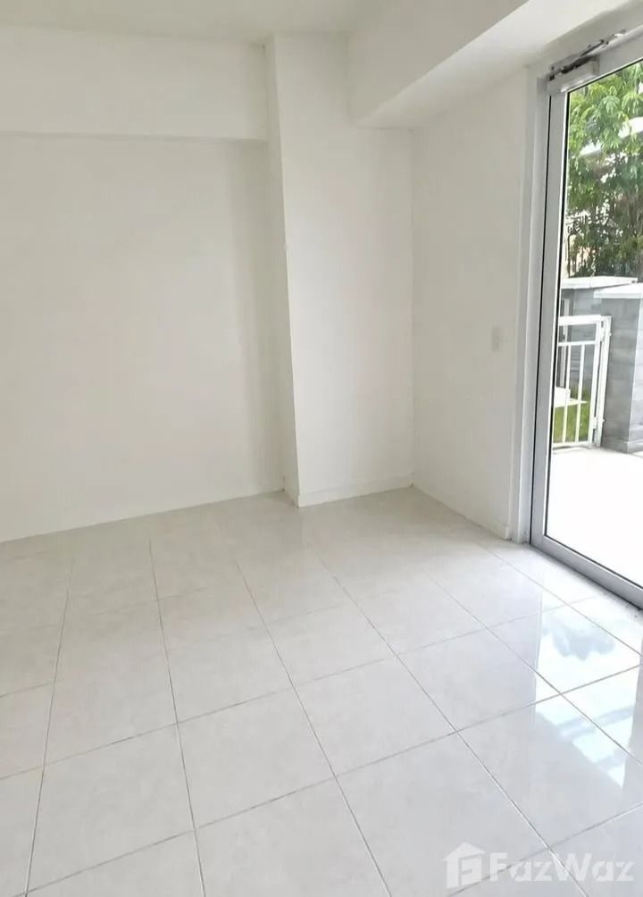Studio Condo for rent at Red Oak Two Serendra (Category: Apartments & Condos) located in Makati City. Submitted by propertyproph (Listing ID 1470440994, Image 1). Description: 🌿 Spacious Studio for Rent – Two Serendra, Red Oak 📍 Bonifacio Global City (BGC), Taguig ✨ Enjoy relaxed city living in this spacious studio unit featuring a private patio, split-type air conditioning, and a comfortable layout in a prime BGC location. 💰 For Rent: ₱45,000