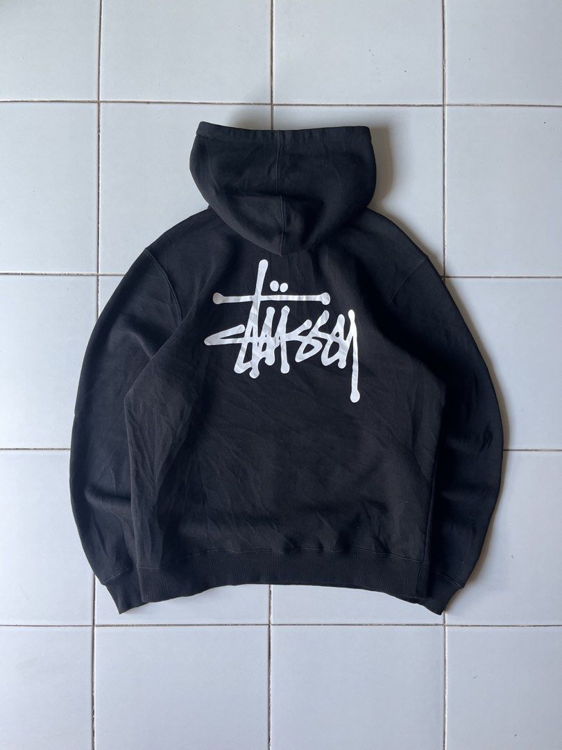 Stussy Basic Logo Hoodie (Category: Hoodies) located in Tumauini. Submitted by thrifttotop6 (Listing ID 1470529864, Image 2). Description: Stussy Basic Logo Size M on tag 23x27 No issue 9.8/10 Color rate Excellent Condition.