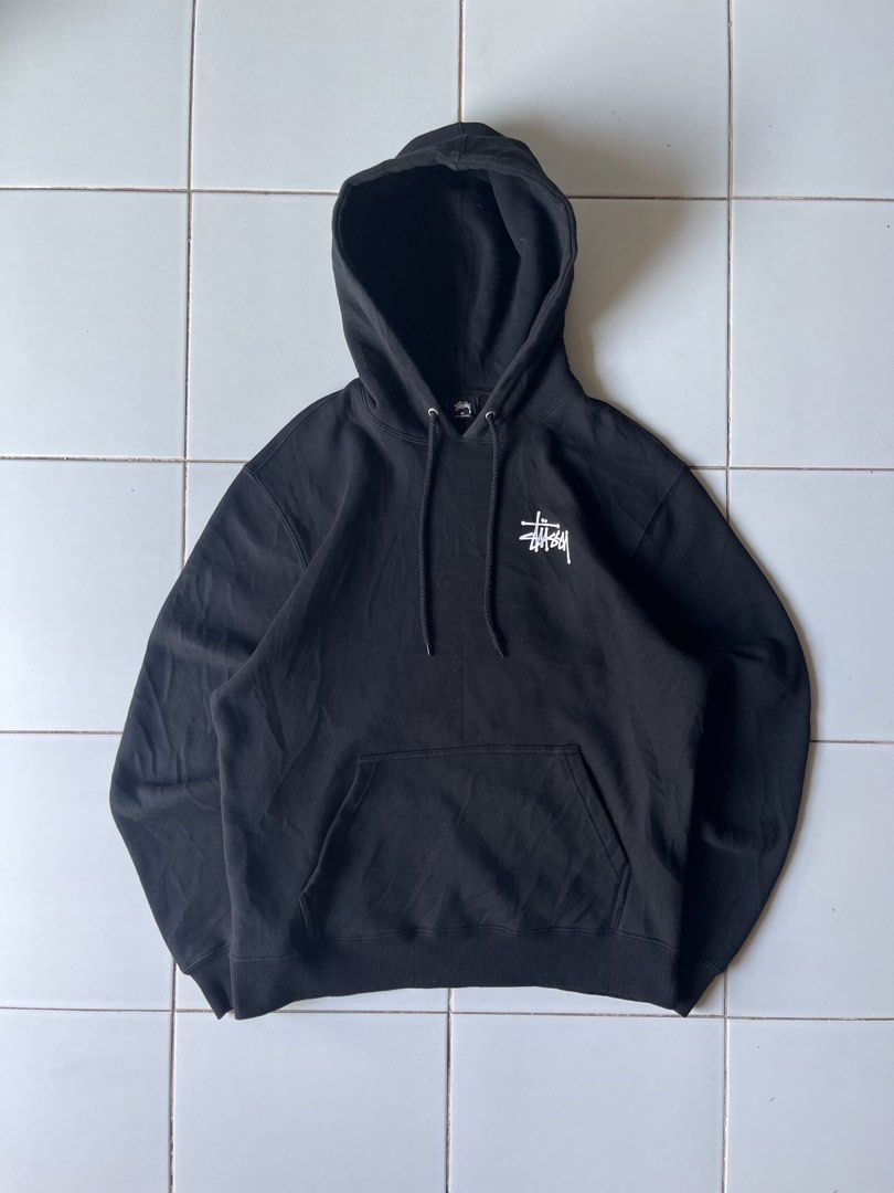 Stussy Basic Logo Hoodie (Category: Hoodies) located in Tumauini. Submitted by thrifttotop6 (Listing ID 1470529864, Image 1). Description: Stussy Basic Logo Size M on tag 23x27 No issue 9.8/10 Color rate Excellent Condition.