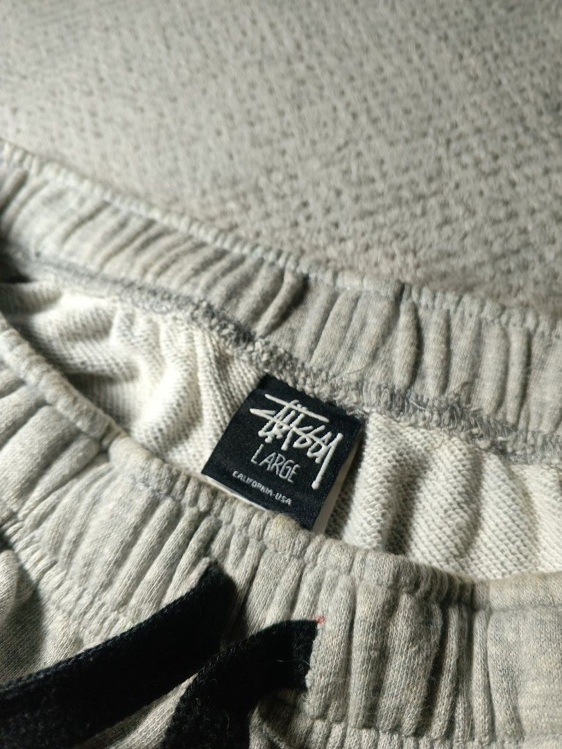 Stussy shorts (Category: Shorts) located in Cebu City. Submitted by authenticgrids (Listing ID 1470457449, Image 3). Description: Stüssy World Tour Sweat Shorts 🌎 Excllent Condition ✨ Issue/s: None Size on Tag L 🏷️ Best Fit: Medium Dimensions Width 14-16 stretchable inches Waistline actual measurements 28 can fit up to 32 📏 Length 17 inches 📥📥📥📥📥 DM us for more details.