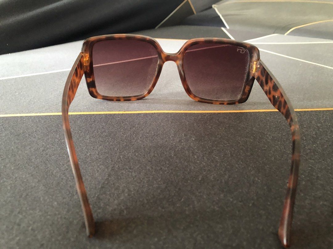 Sunglasses (Category: Sunglasses & Eyewear) located in Santa Ana. Submitted by kanek.en_ (Listing ID 1470406681, Image 3). Description: plastic lang ‘to yan sha vave for fashion fashion lang but it’s niceeee.