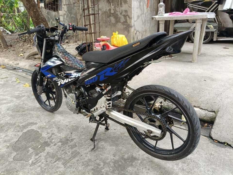Suzuki Raider R150 (Category: Motorbikes for Sale) located in Agdangan. Submitted by mawyelle (Listing ID 1470479841, Image 1). Description: FOR SALE: Suzuki Raider 150 Carb 2016 Price: ₱37,000 negotiable Selling my Suzuki Raider 150 Carb, 2016 model. Specifications and accessories: • 30,000 km mileage • Complete original OR/CR • Open deed of sale • First owner's ID available • Brembo brake master • Speed caliper • Adjustable front shocks • Pitsb