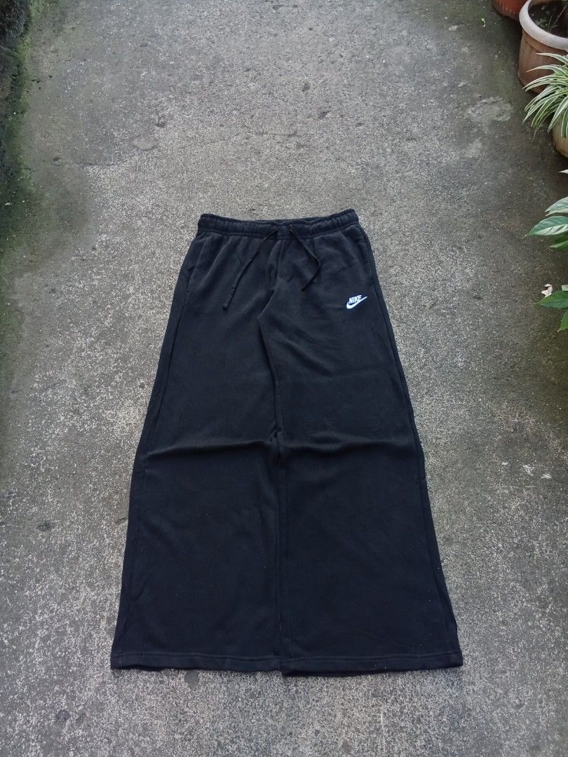 Sweatpants Nike (Category: Sleep and Loungewear) located in Lipa City. Submitted by -mon27thrift14 (Listing ID 1470492745, Image 1). Description: solid mo.