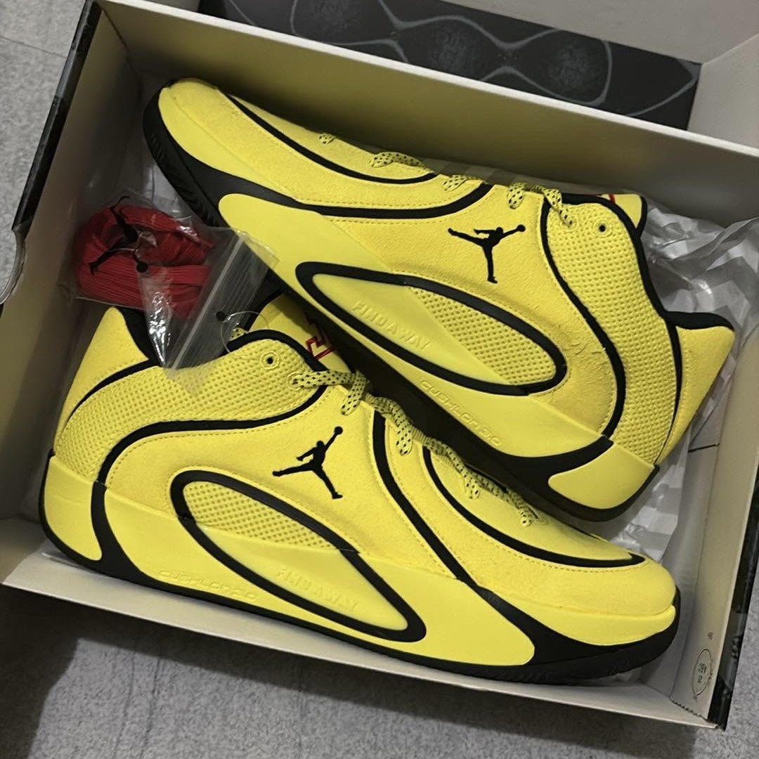 Tatum 4 Sonic Yellow (Category: Sneakers) located in Manila. Submitted by topdawgwardrobe (Listing ID 1470426535, Image 1). Description: Tatum 4 Sonic Yellow Complete OG Box With paperbag Brandnew 12 mens ₱3500 Issue: Display pair (left shoe) Minimal scratch (see pic).