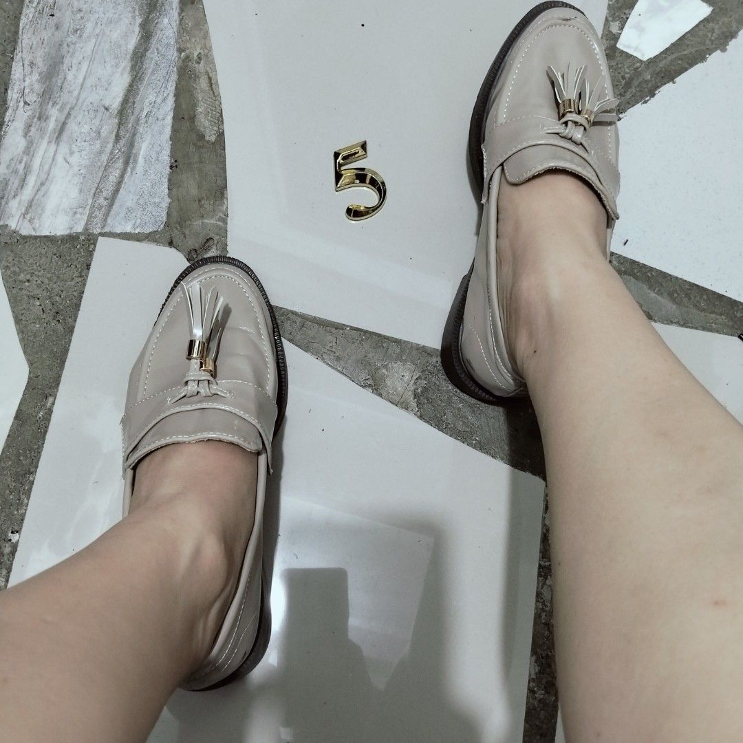 Taupe Loafers (Category: Loafers) located in El Salvador. Submitted by francheskaukayukay (Listing ID 1470395502, Image 1). Description: .