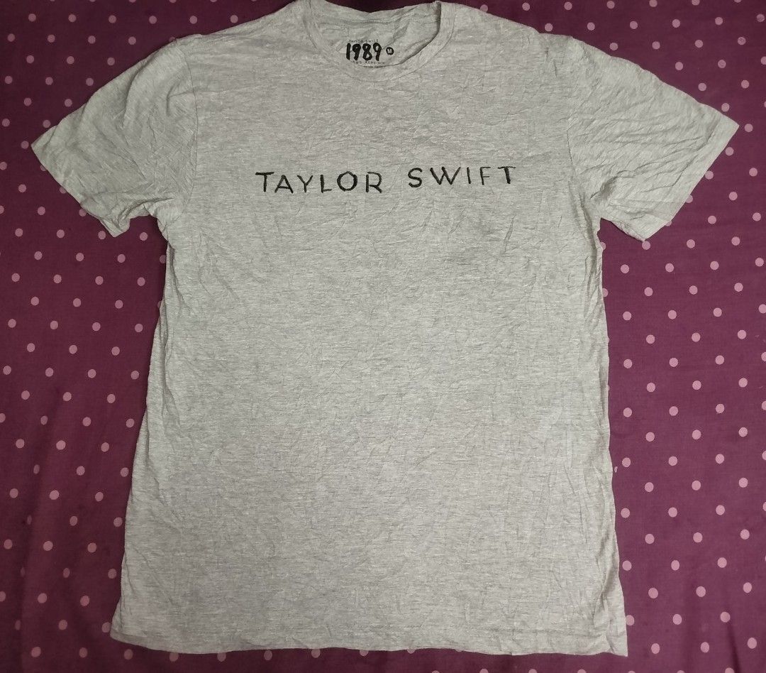Taylor Swift 1989 Shirt (Category: Tshirts & Polo Shirts ) located in San Juan City. Submitted by reddvelasquez4298 (Listing ID 1470455814, Image 1). Description: Taylor Swift 1989 Shirt Size Medium 19 Width 27 Length As New Condition Lukot dahil galing sa US Bale. Need Wash 1200 pesos PM.