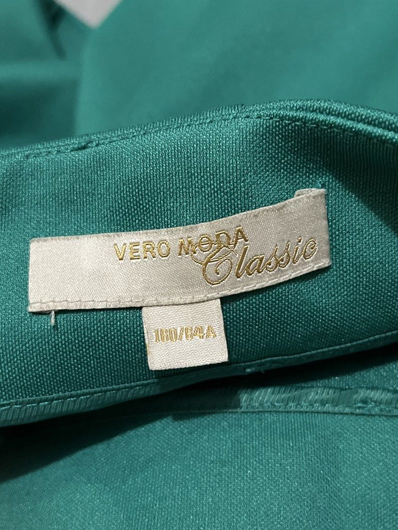 Teal Pleated Mini Skirt (Category: Skirts) located in Manila. Submitted by bea50134 (Listing ID 1470459157, Image 3). Description: - Brand/Model: Vero Moda Classic Mini Skirt - Color: Teal - Size: 160/64A - thick fabric.