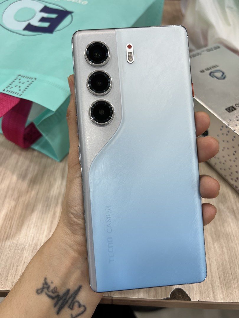 Tecno camon 40 pro curved 256gb (Category: Android Others) located in Marikina City. Submitted by yaraabir (Listing ID 1470502253, Image 3). Description: TECNO CAMON 40 PRO 5G (8+8)16/256gb 🔥 ❌❌OriGiNAL PRiCe 14999❌❌ Ang ganda ng Camera📸 🖤sALe ❤❤❤ Specs: - 16/256gb - 6.78inch amoled screen, 144hz refresh rate - Mediatek dimensity 7300 ultimate - 50mp cam (sony lyt 700c) back, 50mp front - 5200mAh batt - 45w fast charging.