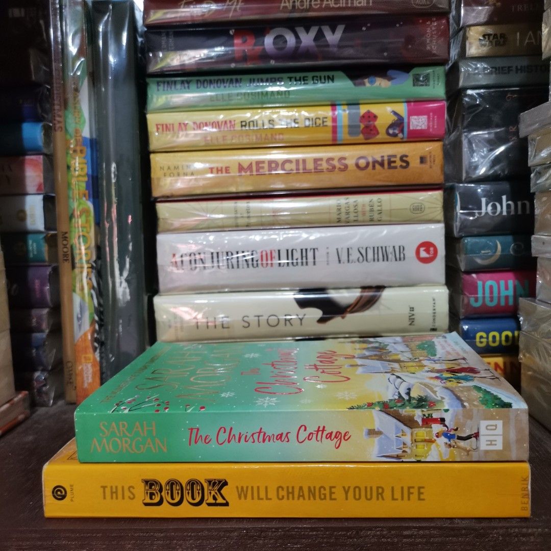The Christmas Cottage by Sarah Morgan [authentic] (Category: Storybooks) located in Zamboanga. Submitted by papelatpangarap (Listing ID 1470406032, Image 3). Description: .