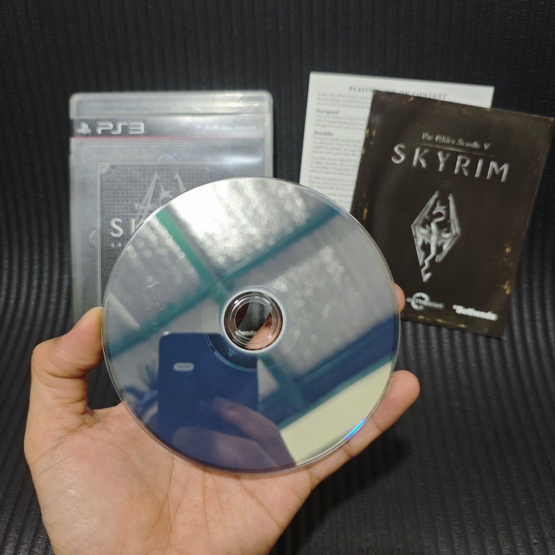 The Elder Scrolls V Skyrim Legendary Edition PS3 Game R3 (Category: PlayStation) located in Quezon City. Submitted by shopme_gadget30 (Listing ID 1470517913, Image 2). Description: kindly read the details first for sale fixed price mint condition tested and working with Case and disc game (no scratches) with Manual compatible to ps3 console R3 Region qc area meet up: sm north shipping fee must shoulder by the buyer via lalamove or grab payment: b