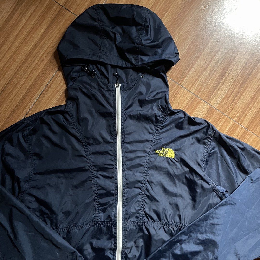 The North Face Compact Lightweight Windbreaker Jacket (Category: Coats, Jackets and Outerwear) located in General Mariano Alvarez. Submitted by 4117_thriftnthrive (Listing ID 1470352230, Image 2). Description: In excellent condition No flaws Size: L fits Medium Measurements Width: 22.5” Length: 26”.