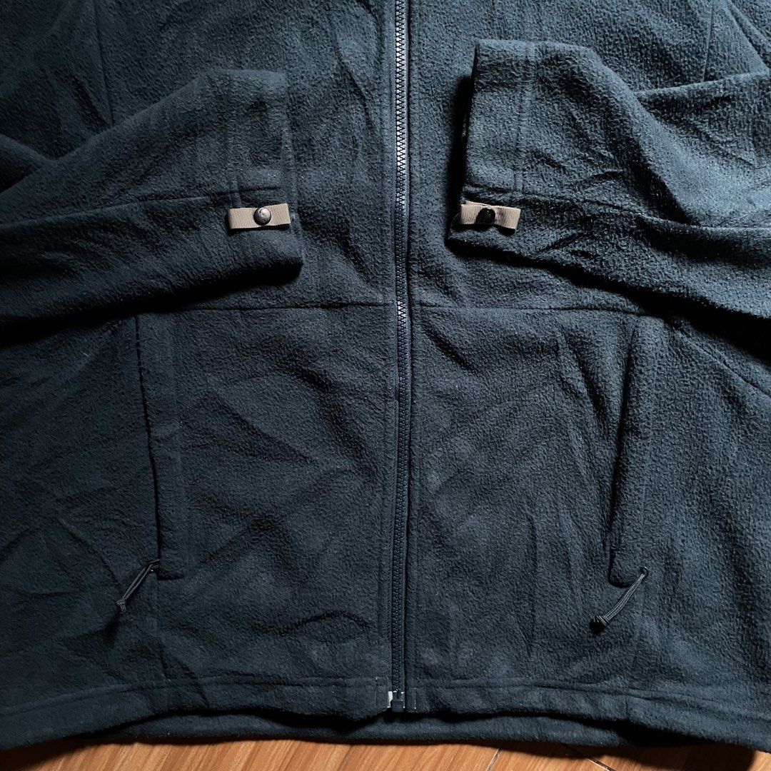 The North Face Full Zip Fleece Jacket (Category: Coats, Jackets and Outerwear) located in General Mariano Alvarez. Submitted by 4117_thriftnthrive (Listing ID 1470352072, Image 3). Description: In excellent condition No flaws Size: Us M / Asia L Measurements Width: 22” Length: 27”.