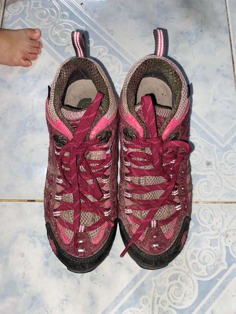 THE NORTH FACE GORETEX SHOES (Category: Sneakers & Footwear) located in Rizal. Submitted by kassifllanto (Listing ID 1470359799, Image 2). Description: NO ISSUES SIZE 7 NO HEEL DRAGS.