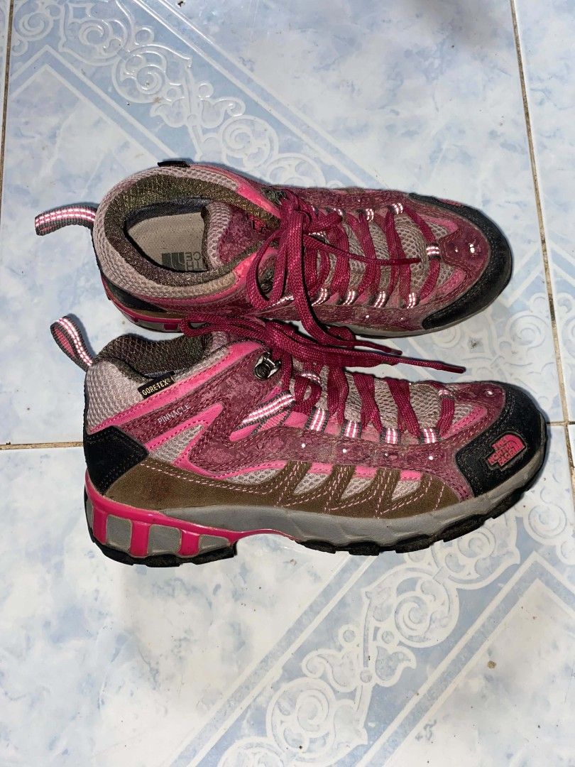 THE NORTH FACE GORETEX SHOES (Category: Sneakers & Footwear) located in Rizal. Submitted by kassifllanto (Listing ID 1470359799, Image 1). Description: NO ISSUES SIZE 7 NO HEEL DRAGS.